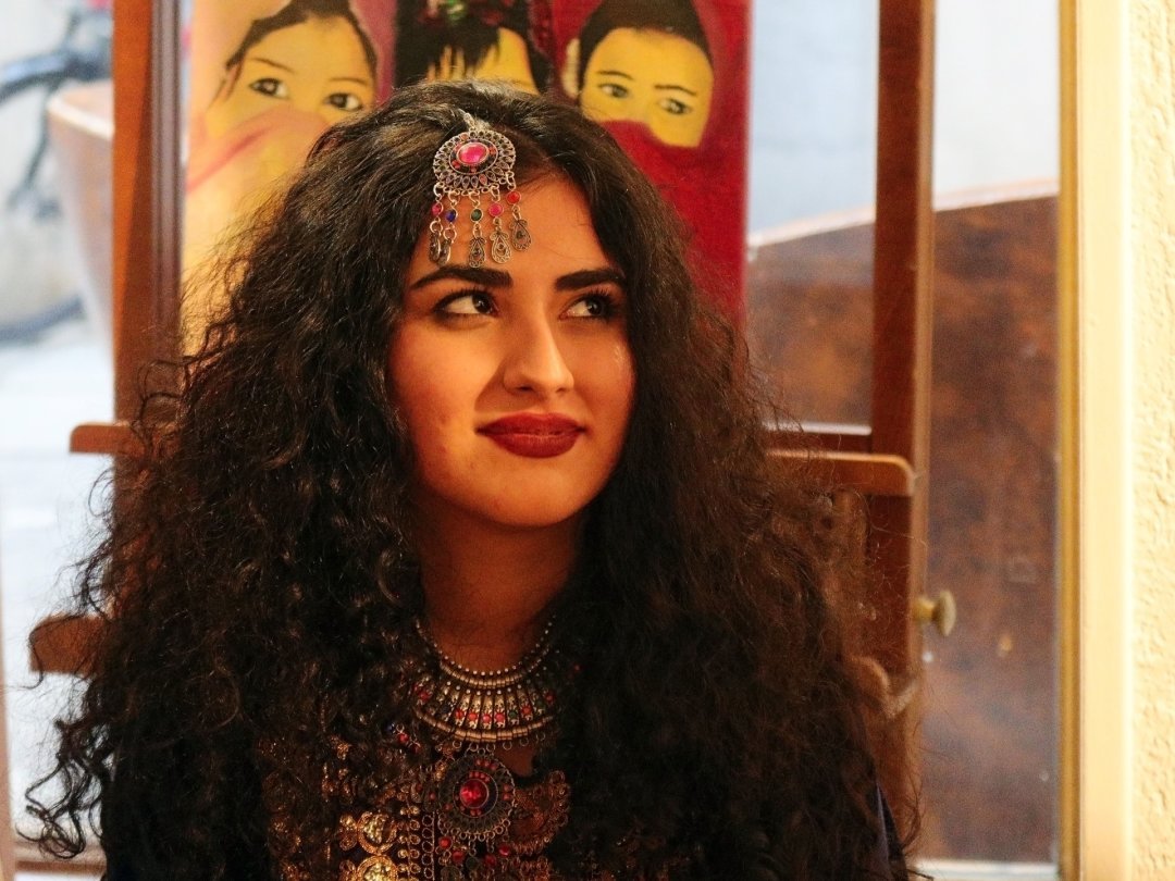 Sahar Rezai, jeune artiste afghane au parcours baigné de douleur et de lumière.