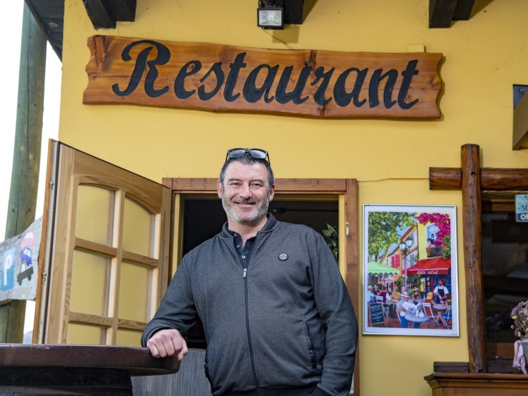 Zézé sur le seuil du Restaurant des Tennis qu’il exploite avec son épouse depuis dix ans et que les Val-d’Illiens appellent toujours «la buvette».