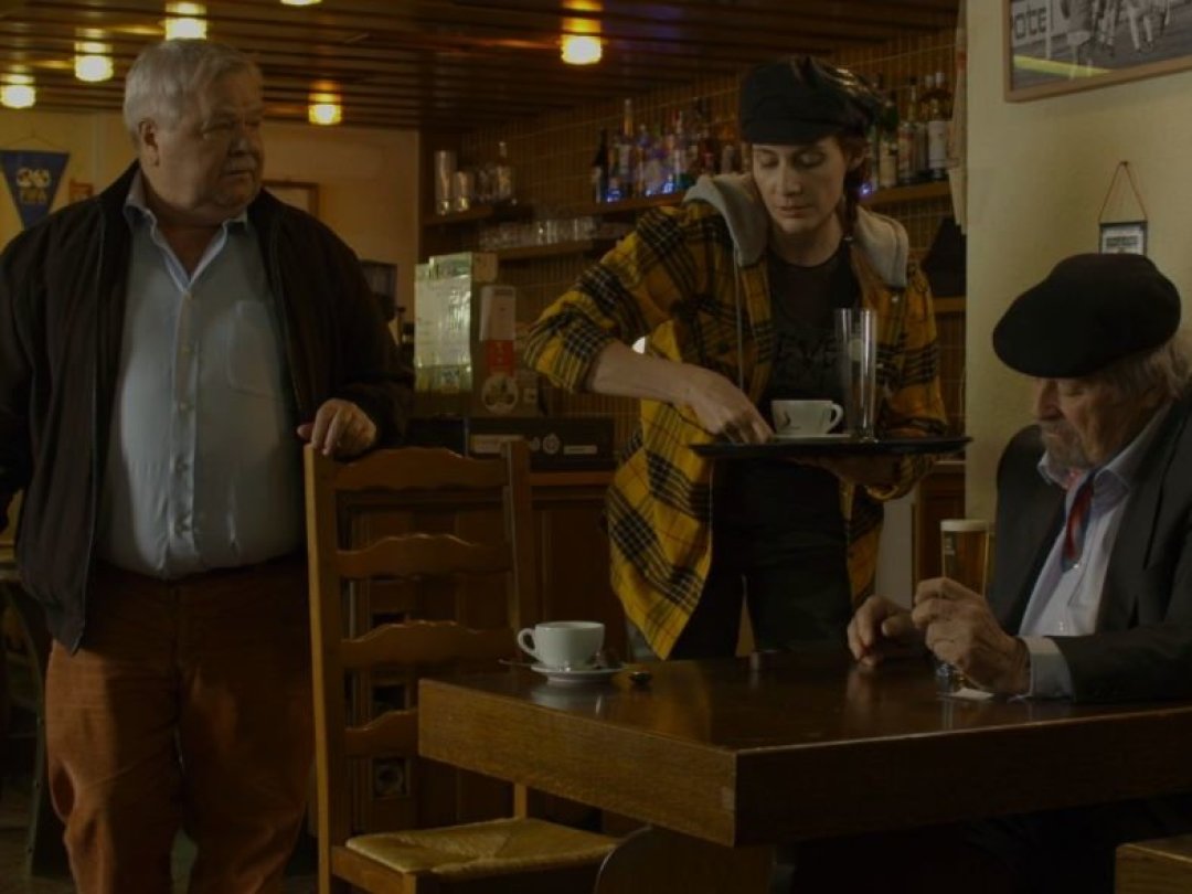 Zoé Eggs (Bobby), Janine Piguet (Bibi) et Bernard Verlay (M. Paul), un trio dont la relation s'épanouit dans le huis-clos d'un vieux café. 
