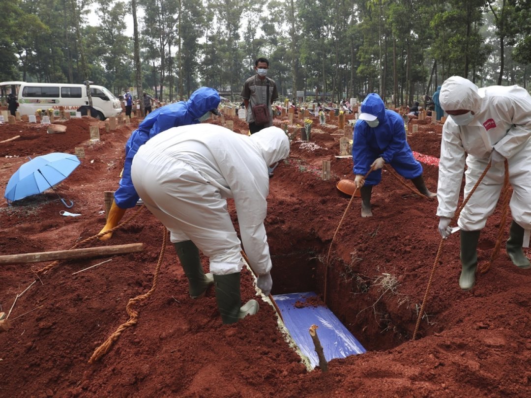 Une victime du Covid-19 est ensevelie dans un cimetière de Bogor, en Indonésie.