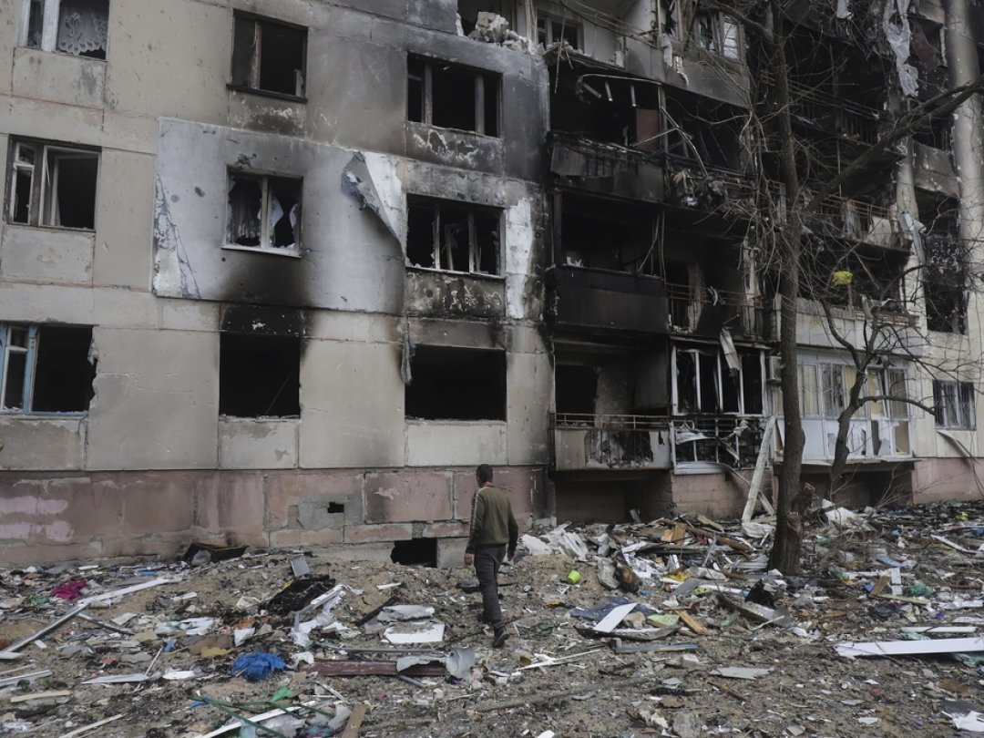 Un homme passe devant un bâtiment résidentiel endommagé lors d'un bombardement à Severodonetsk, en Ukraine.