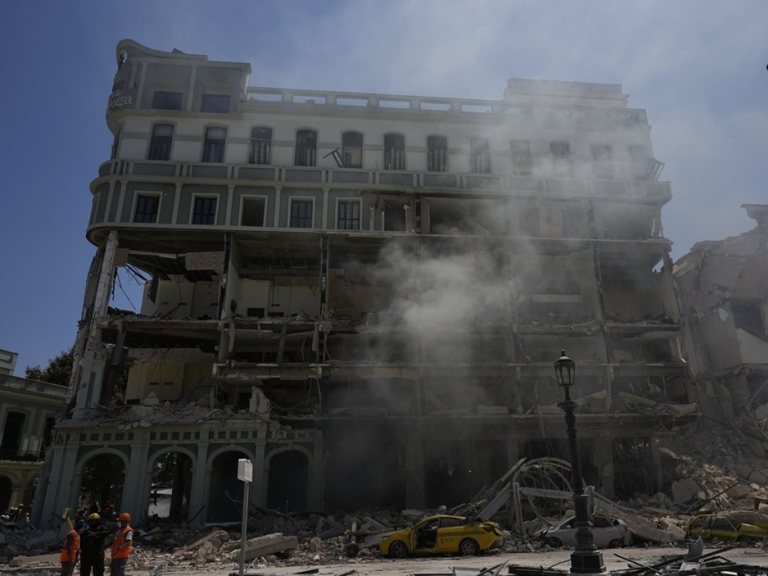 Une épaisse fumée sort d'un hôtel victime d'une explosion au centre de la Havane vendredi.