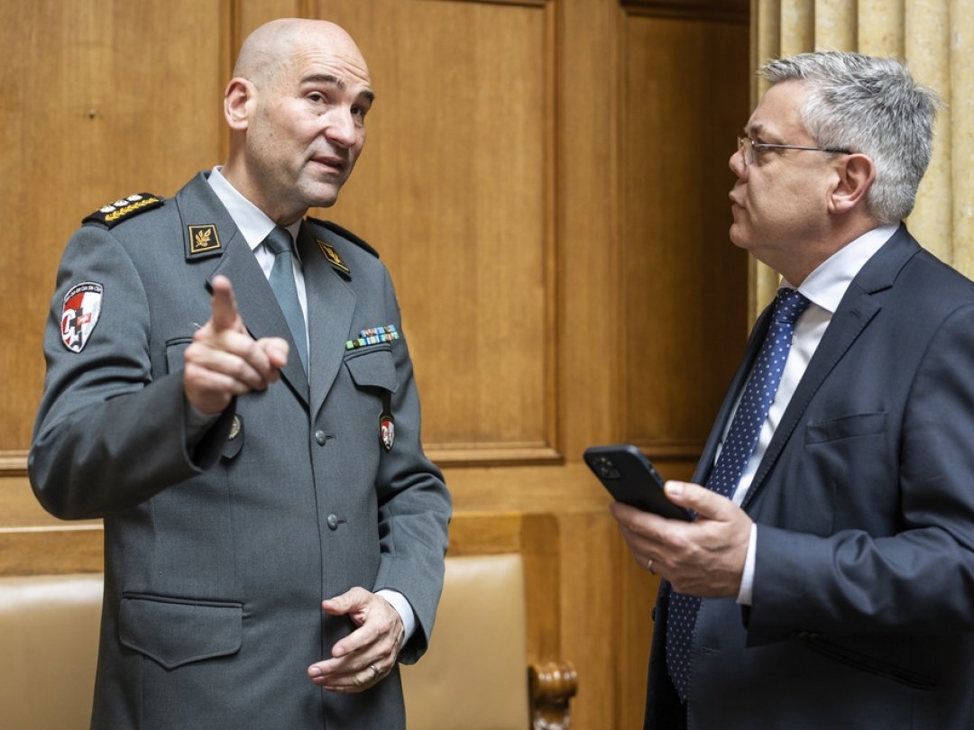 Le chef de l'armée, Thomas Süssli (g.) discute avec les parlementaires.