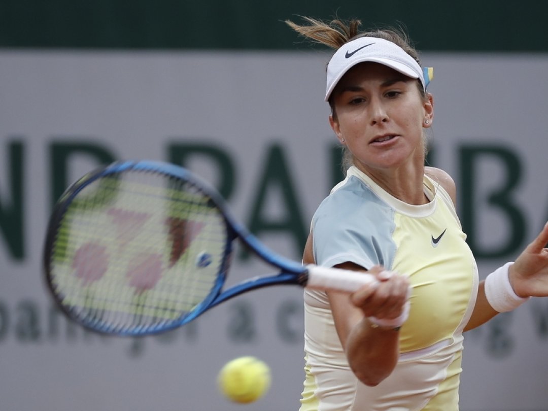 epa09967101 Belinda Bencic of Switzerland plays Reka Luca Jani of Hungary in their women?s first round match during the French Open tennis tournament at Roland ?Garros in Paris, France, 22 May 2022. EPA/CHRISTOPHE PETIT TESSON