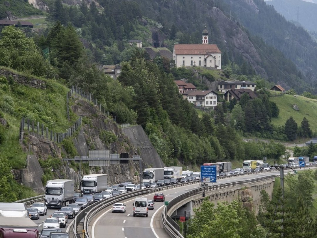 Même si les bouchons se sont légèrement réduits en fin de matinée, les automobilistes doivent continuer à prendre leur mal en patience au Gothard.