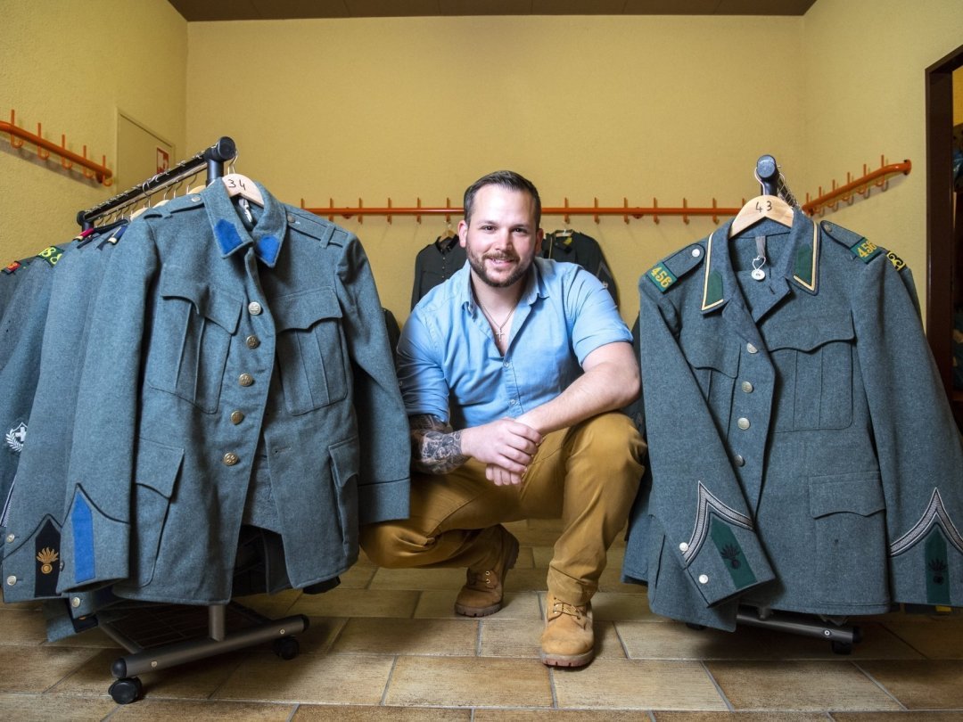 Baptiste Dubosson s’est beaucoup investi pour mettre la main sur quelque 200 uniformes militaires de 1940. Ils habilleront les membres de la milice du val d’Illiez.