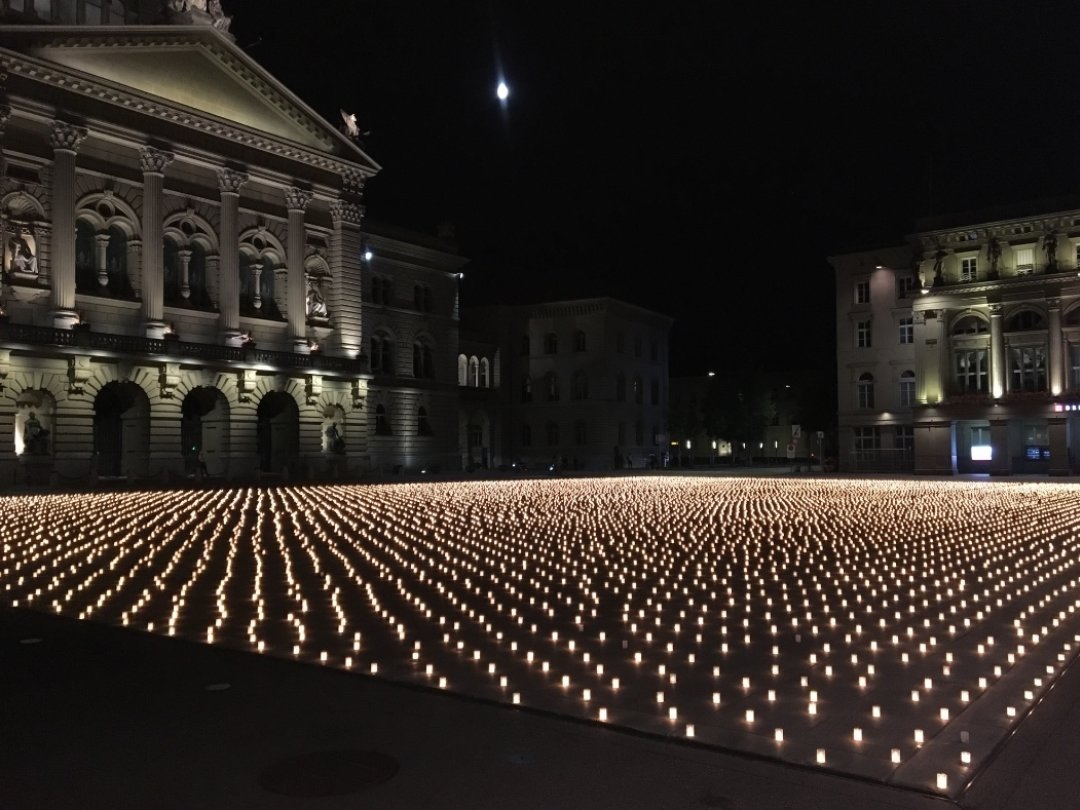 Vendredi soir, 13'350 bougies ont été allumées sur la Place fédérale, une pour chaque personne décédée du Covid-19 en Suisse ou au Liechtenstein.