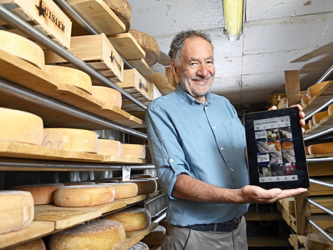 Claude Luisier cartonne sur les réseaux sociaux avec ses vidéos filmées dans sa cave à fromages.
