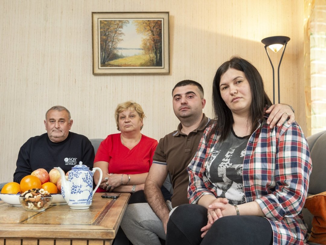 Tous deux trentenaires, Vira et Tristan (à droite) sont arrivés de Marioupol il y a quelques semaines avec la maman de Vira et le papa de Tristan. Tous les quatre ne rêvent que de trouver un travail.