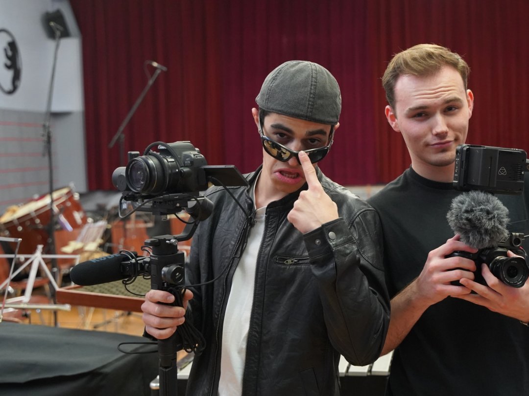 Anthony Crettex (à g.), assisté par Yannick Hofmann pour le tournage, a imaginé et réalisé le film "Cauchemar en fanfare" pour l'Echo d'Orny d'Orsières.