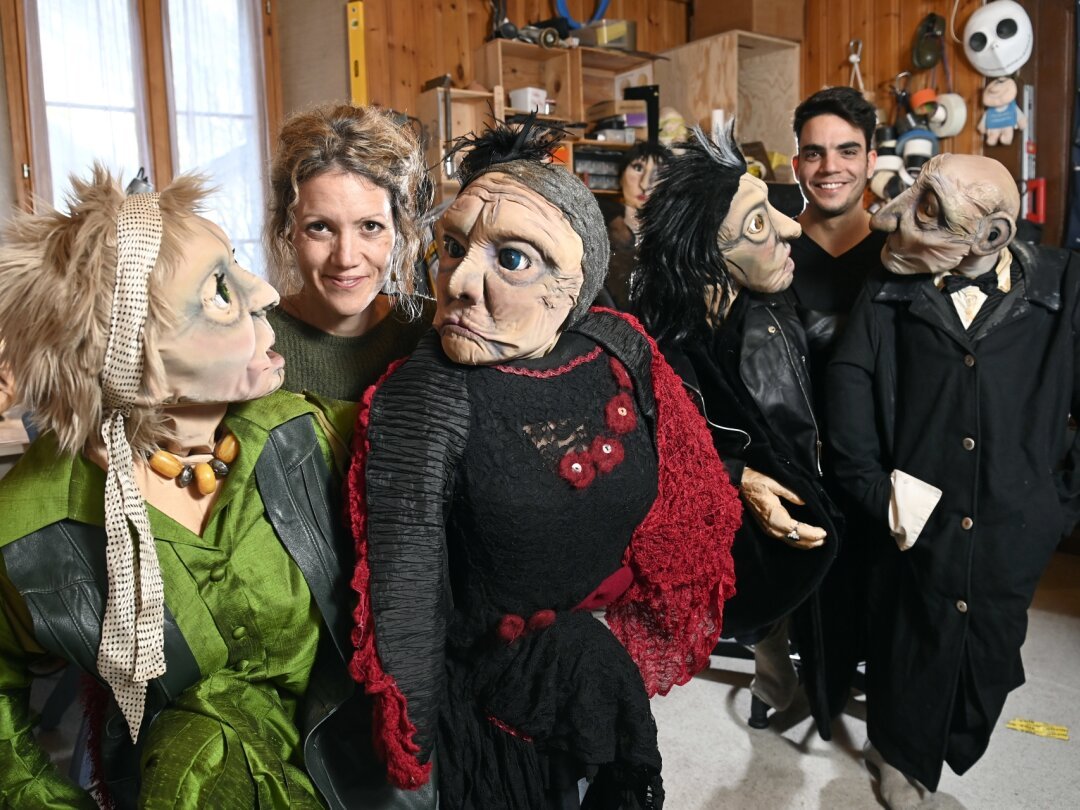 Céline Fellay et Romain Guex donnent vie, dans leur atelier de Bovernier, à leurs marionnettes, sorte d’alter ego scénique.