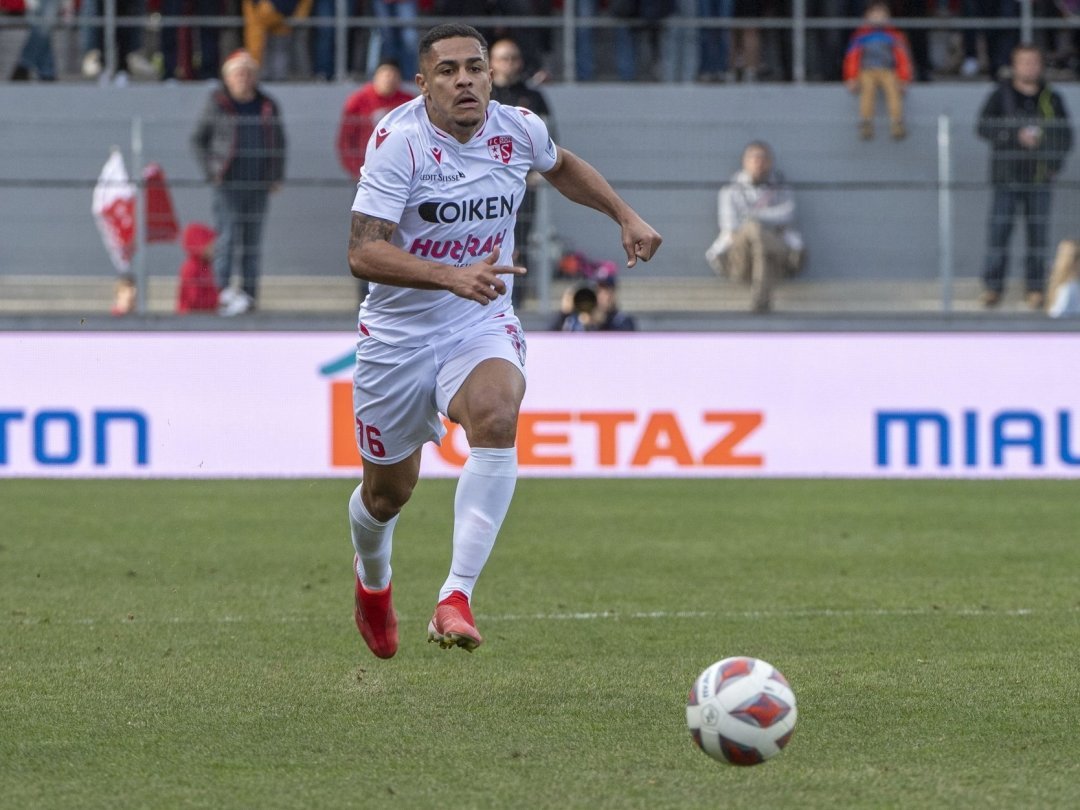 Cleilton Itaitinga s'engage dans son style caractéristique tout en puissance lors du match entre le FC Sion et le FC Zurich.