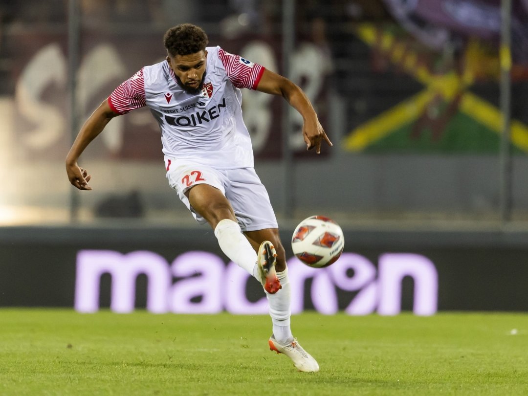 Denis-Will Poha relance l'action du FC Sion contre le Servette FC au stade de Tourbillon.