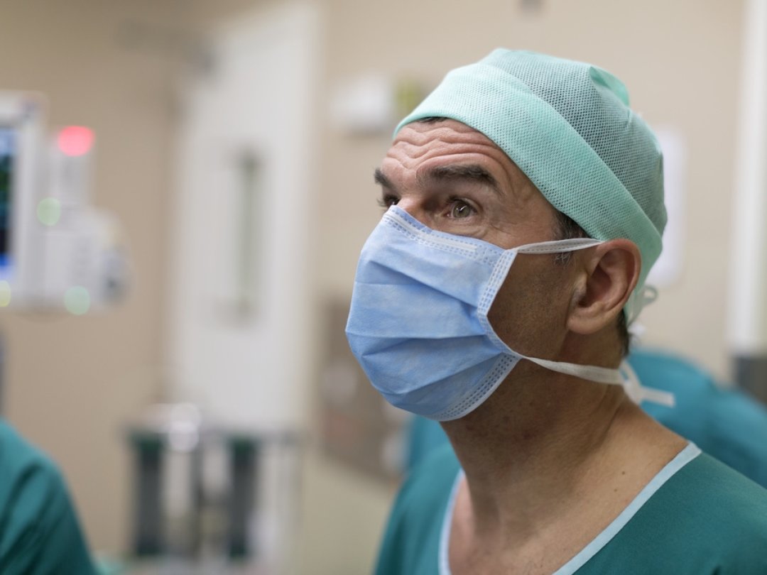 Le Jurassien de 65 ans, qui laisse la direction du Service de chirurgie cardiaque à Matthias Kirsch, se consacrera désormais aux interventions de chirurgie cardiaque adulte chez ses patients.