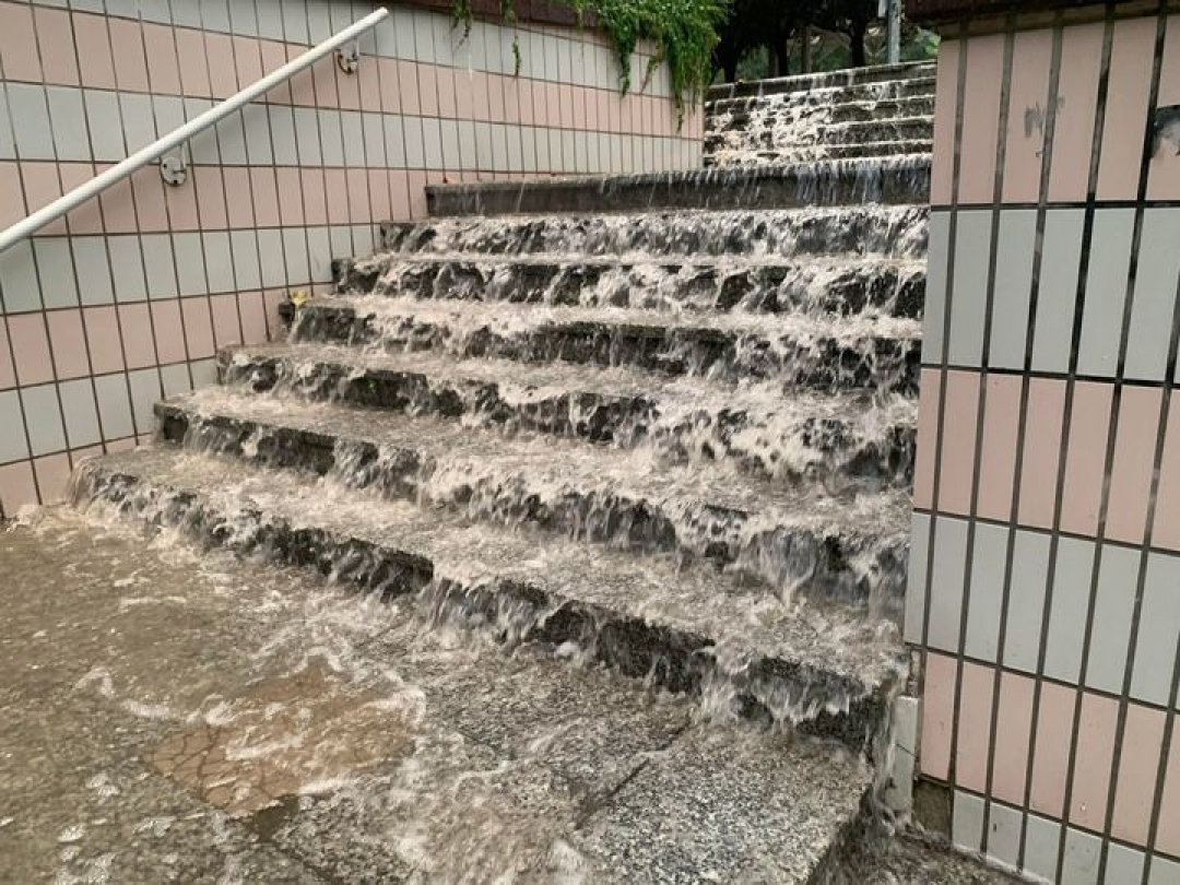 A Sion, les escaliers de la Planta se sont transformés en chute d’eau mercredi soir vers 21 h 10, après le passage de l’orage.