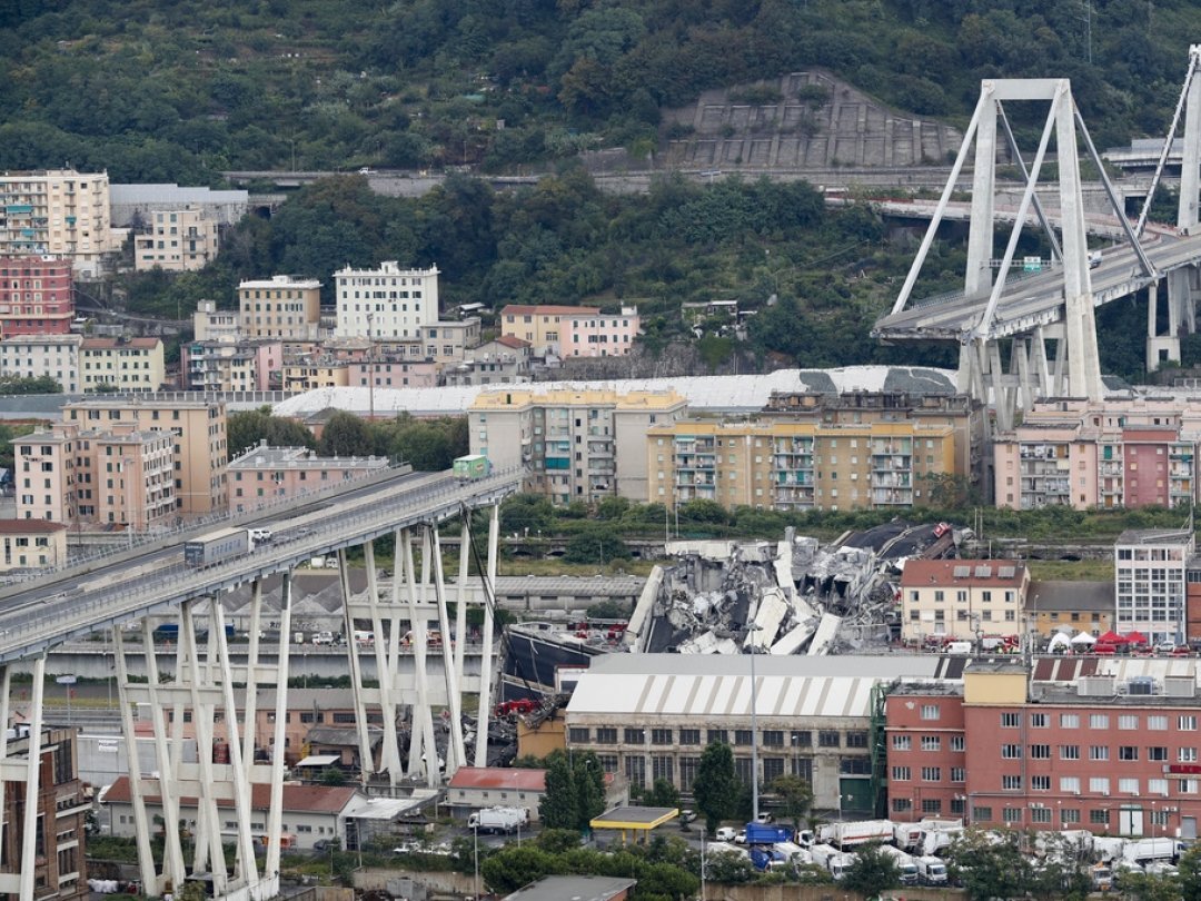 Le 14 août 2018, sous une pluie battante, le pont autoroutier Morandi, un axe essentiel pour les trajets locaux et le trafic avec la France et la Suisse, s'écroule, précipitant dans le vide des dizaines de véhicules et leurs passagers.