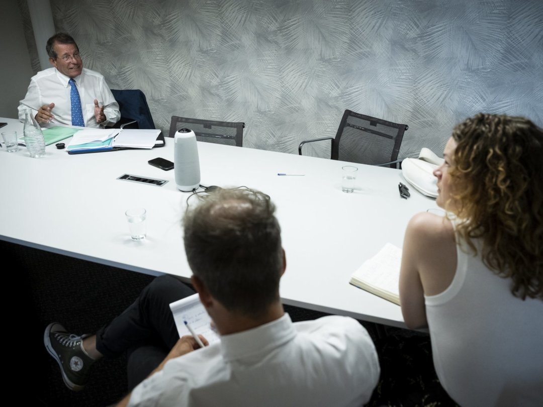 L'avocat du prévenu, Laurent Moreillon, avec les journalistes Servan Peca et Anabelle Bourquin.