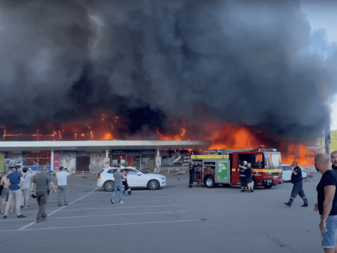 Volodymyr Zelensky a accompagné son message d’une vidéo montrant le centre en feu, émettant de gros nuages de fumée, avec des camions de pompiers et une dizaine de personnes sur place.