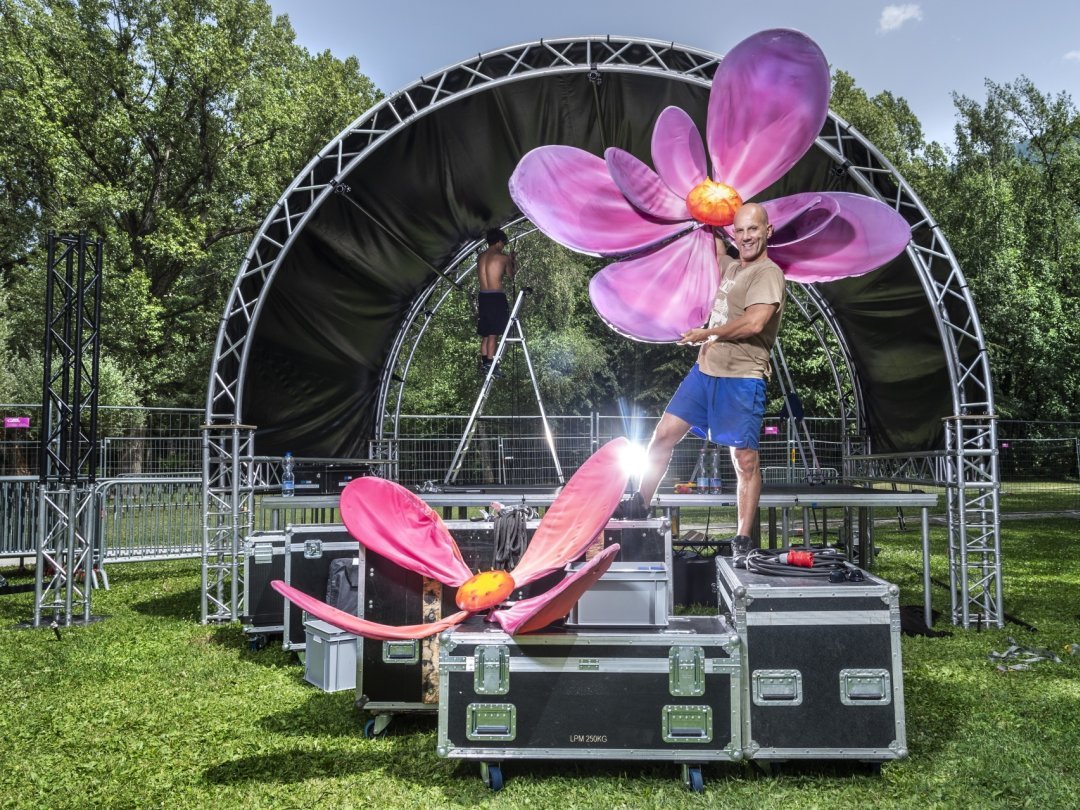 Carlos Charlie Madrid, organisateur d'Electrozîles, à l'heure du montage. Dans deux jours, plusieurs milliers de festivaliers vont faire la fête sur le site des Îles.