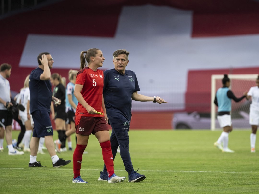 Pour le sélectionneur danois de l'équipe de Suisse, Nils Nielsen, l'écart entre femmes et hommes est encore trop marqué en termes d'encadrement.