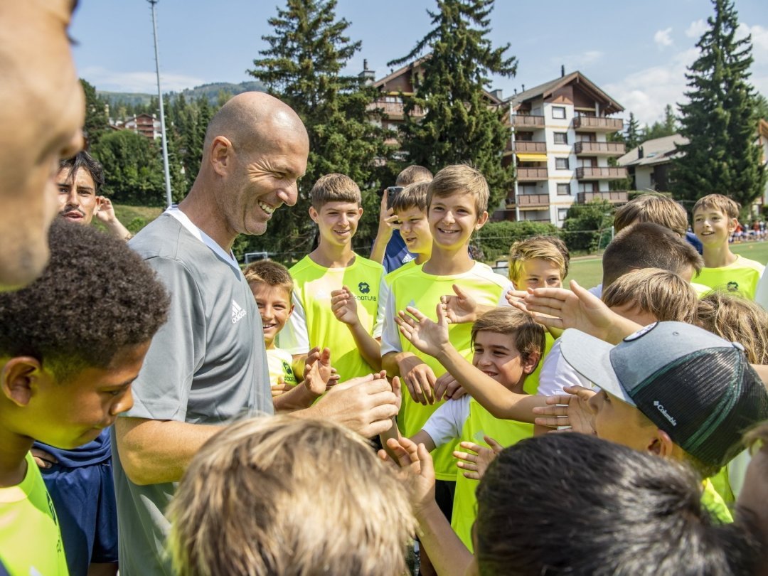 Zinédine Zidane échange avec les enfants participant au camp d'entraînement de Foot-lab sur le terrain de La Moubra à Crans-Montana.