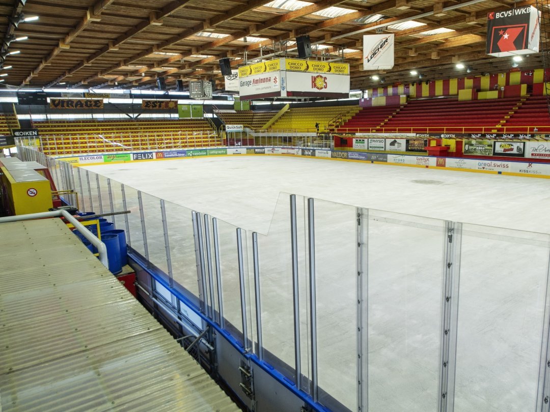 La patinoire de Graben n’est pas prête pour accueillir les hockeyeurs. Il faut attendre que les températures baissent.