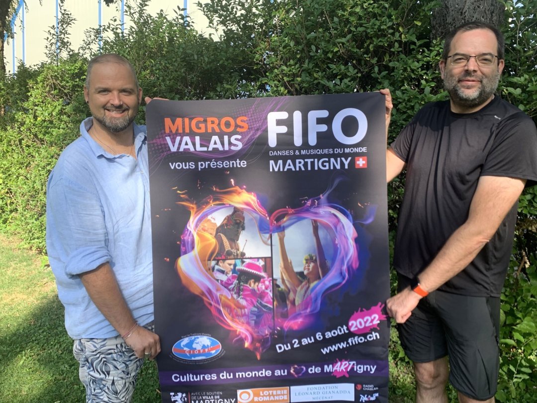 Fred Délez, coprésident, et David Puippe (à dr.), directeur artistique, présentent l’affiche du FIFO 2022 symbolisant leur volonté de ramener leur festival au cœur de la ville de Martigny.
