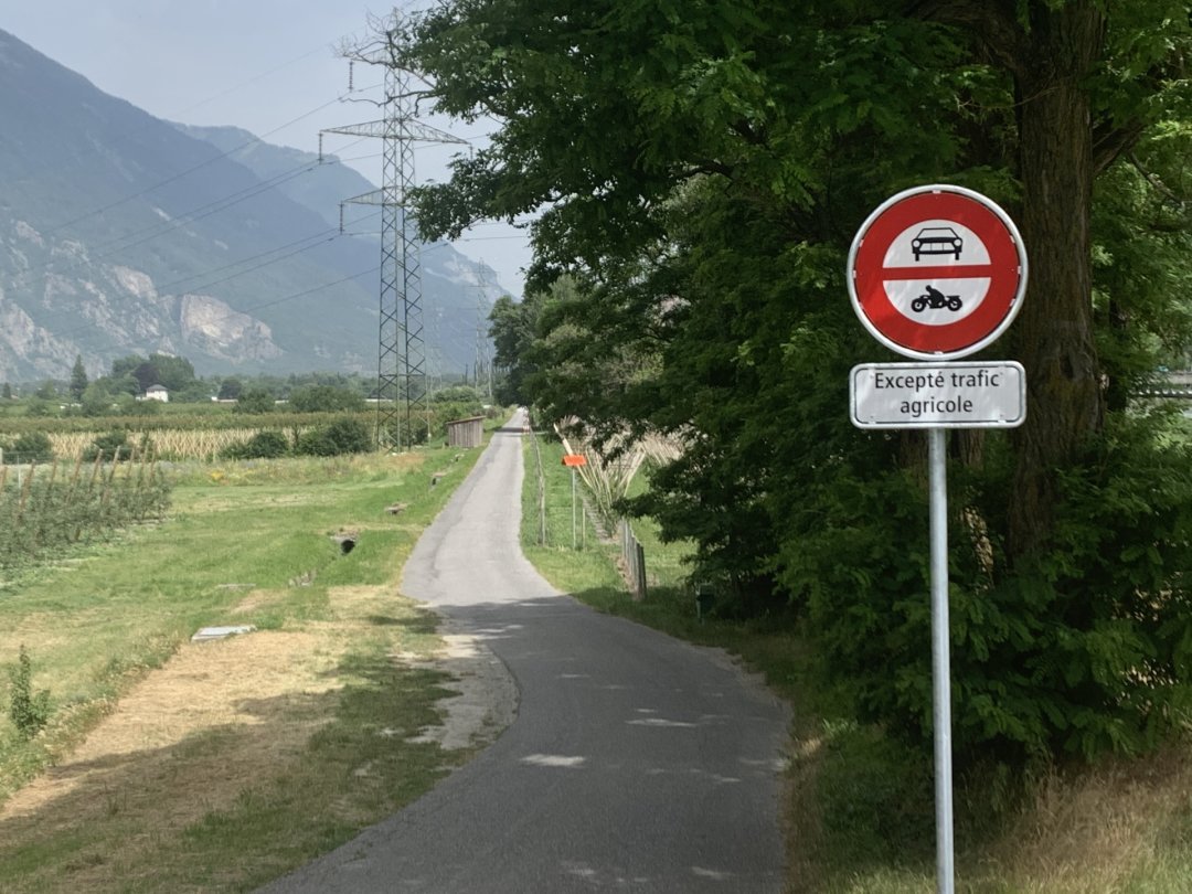 Mobilité douce oblige, cette route communale secondaire de Martigny, en direction du Rosel, est désormais interdite au trafic motorisé.