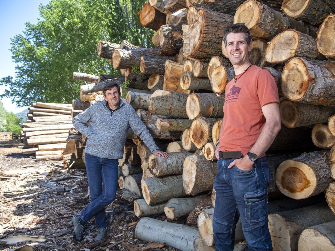 Le professeur en management de l'énergie de la HES-SO Valais Wallis, Stéphane Genoud, et Mathieu Charvoz, garde forestier au triage forestier des Deux Rives, développent une stratégie durable pour les forêts valaisannes.
