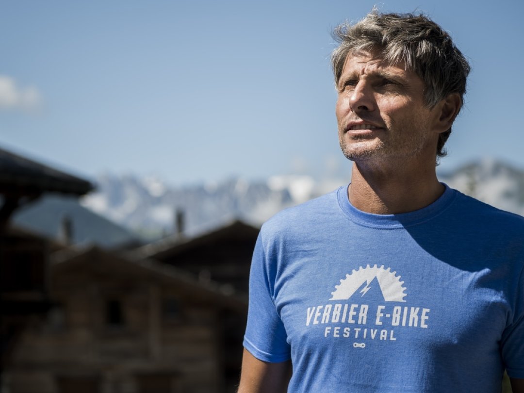 Nicolas Hale-Woods, organisateur du Verbier E-Bike festival, pose lors de la première édition en 2019.