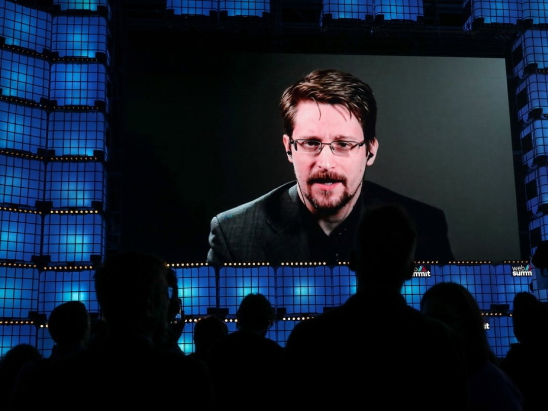 Edward Snowden donne régulièrement des conférences à distance comme ici au Web Summit à Lisbonne, au Portugal, en 2019.