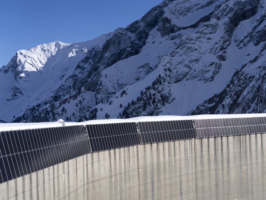 Installation photovoltaïque de haute altitude (2100 mètres) sur le barrage d'Albigna, dans le Val Bregaglia (GR), photographiée en 2021.
