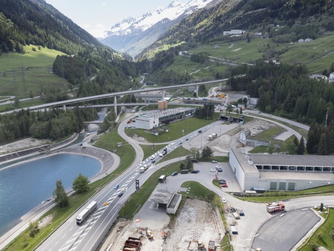 Les travaux de réalisation de la ligne THT souterraine seront réalisés en même temps que la construction du deuxième tube du tunnel routier du Gothard.