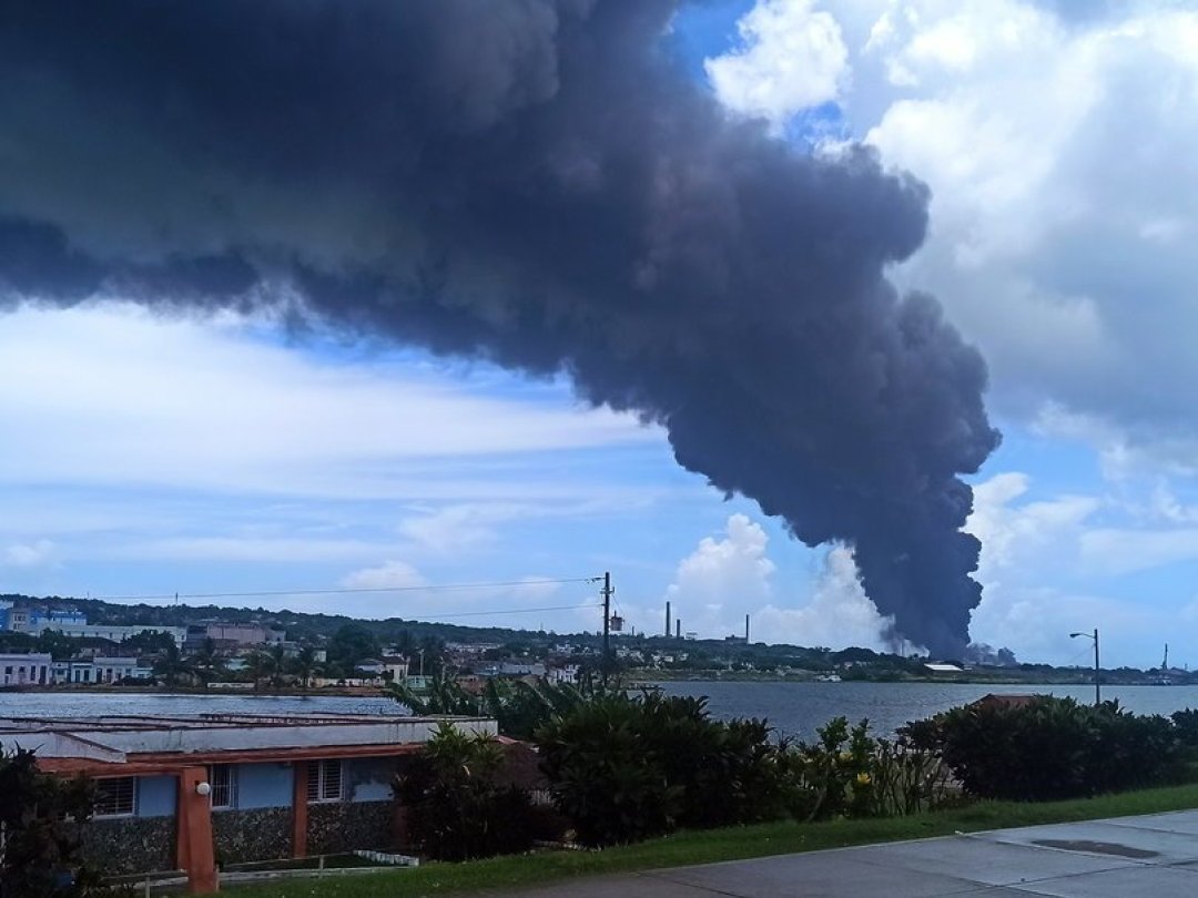 L'incendie s'est d'abord déclaré dans le réservoir touché par la foudre, puis un deuxième réservoir a été touché.