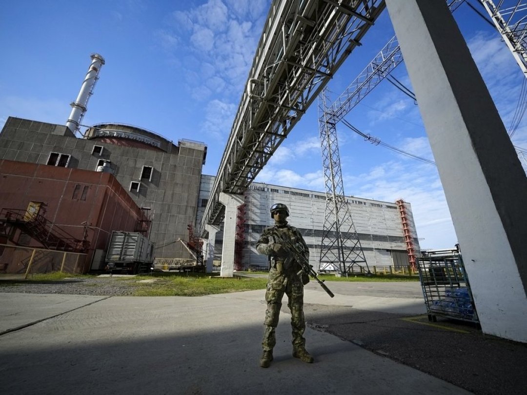 Un soldat monte la garde devant la centrale nucléaire de Zaporijjia. Ces derniers jours, Ukrainiens et Russes se sont rejeté la responsabilité de bombardements dans la zone.