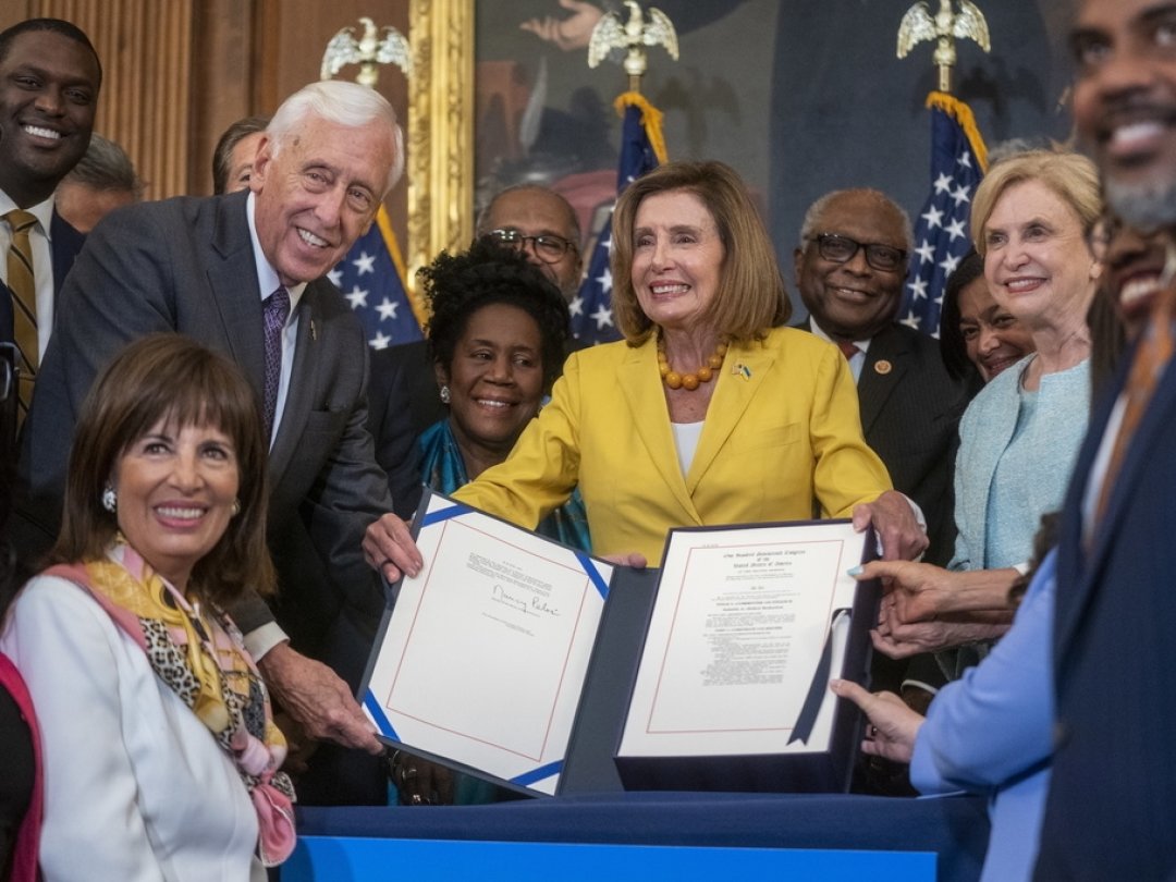 "Aujourd'hui est un jour de célébration", avait déclaré juste avant le vote la présidente de la chambre des représentants, Nancy Pelosi (en jaune).