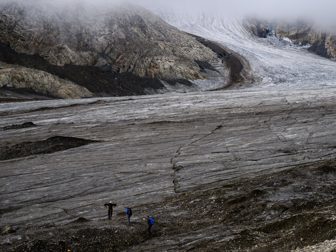 Les glaciologues Matthias Huss, Romain Hugonnet et Andreas Linsbauer le 2 septembre 2022 sur la langue du glacier de Gries, près du col du Nufenen (VS).