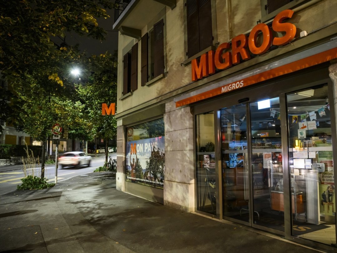 Migros a déjà décidé d'éteindre certaines enseignes et vitrines durant la nuit, comme ici à Lausanne.