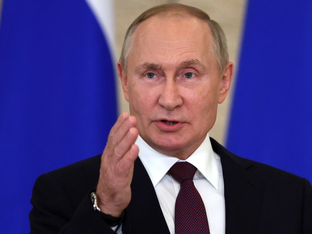 "Nous appelons le régime de Kiev à cesser immédiatement les tirs, toutes les hostilités et à revenir à la table des négociations", a déclaré Poutine vendredi.
