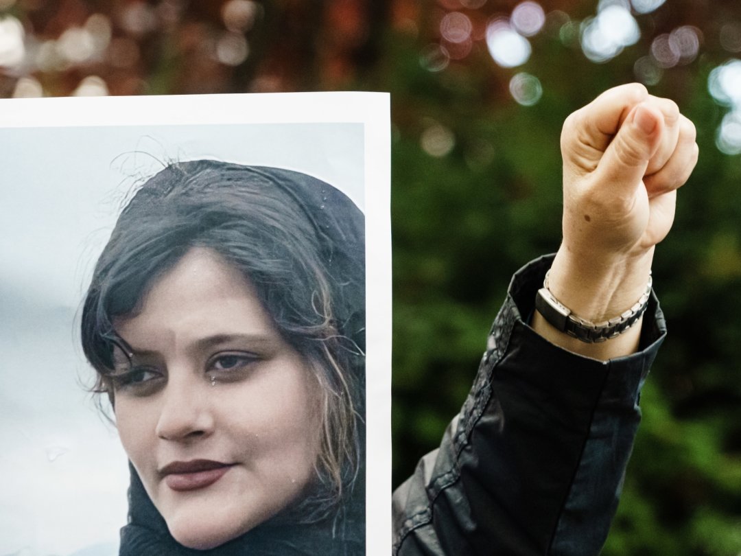 Le portrait de Mahsa Amini est brandi lors d'une manifestation devant l'ambassade d'Iran à Berlin, le 20 septembre.