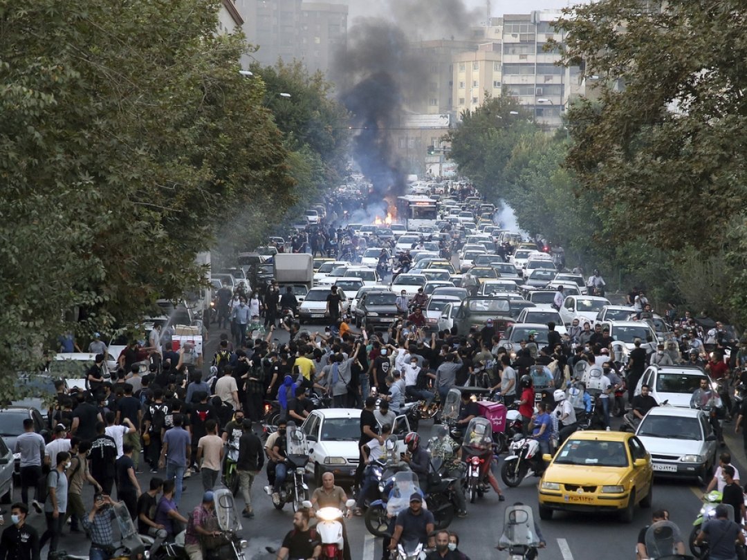Des milliers de personnes ont défilé vendredi en Iran.