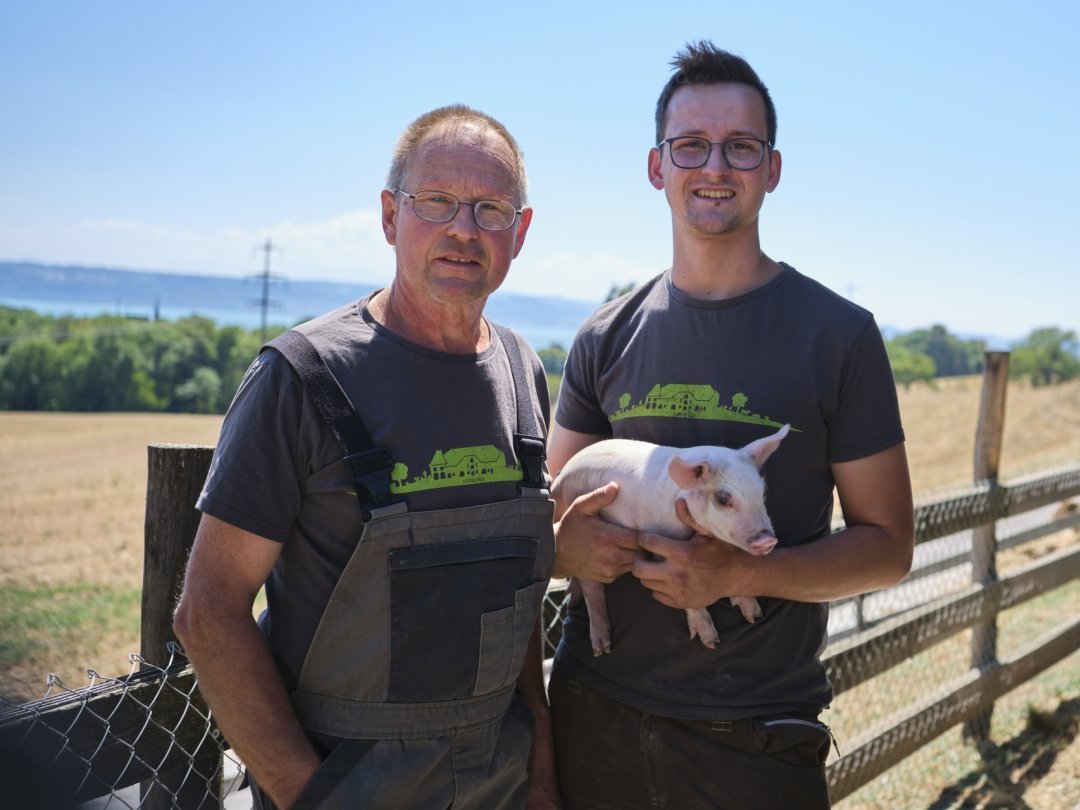 Peter Z’Rotz, 60 ans, et son fils Elias (à droite), 21 ans, sur leur domaine neuchâtelois.