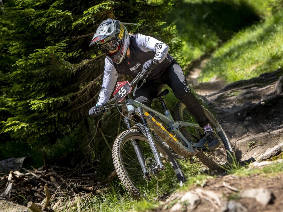 Camille Rast, skieuse de Coupe du monde, a aussi déjà pris cinq départs en Coupe du monde de VTT enduro.