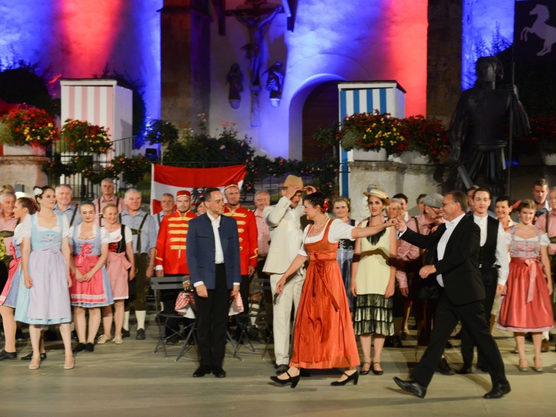 L'opérette "Im weissen Rössl", placée sous la direction artistique de Roberto Schmidt, a investi durant tout l'été le cœur du village de Loèche.