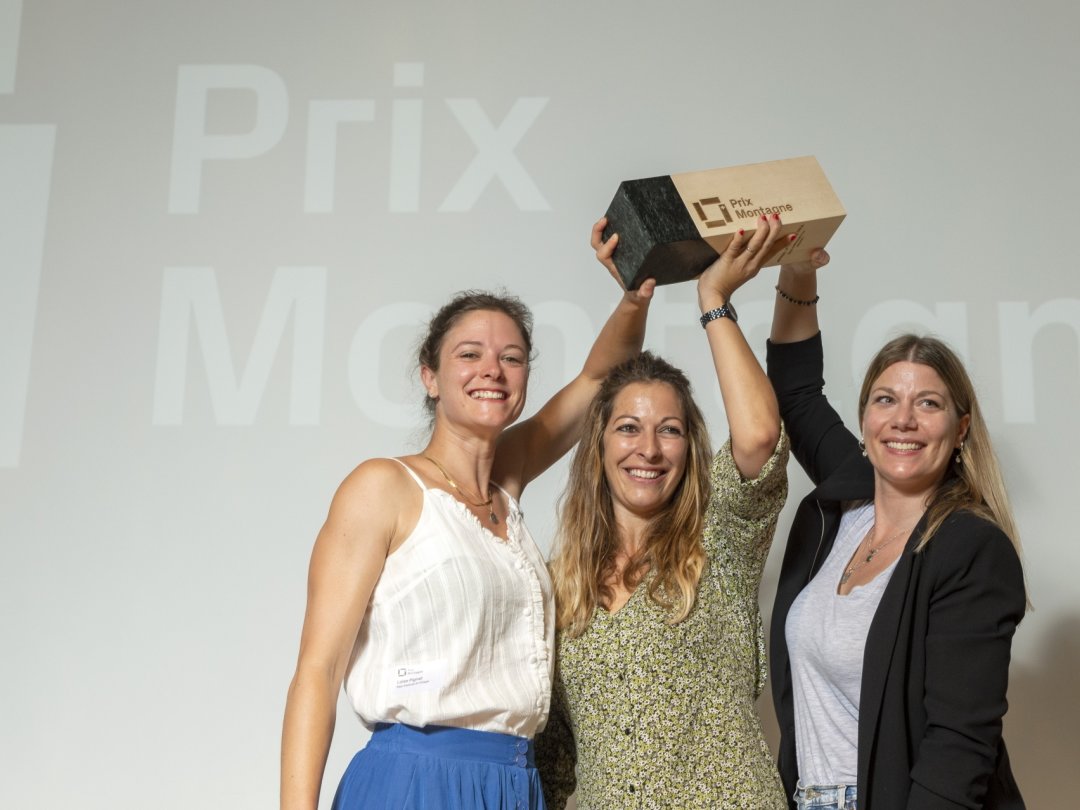 Les 3 femmes du Palp Festival - Loïse Pignat (médiation), Marie Olesen (sponsoring) et Sophie Bech (recherche de fonds) - portent triomphalement le prix Montagne 2022 reçu mardi à Berne.