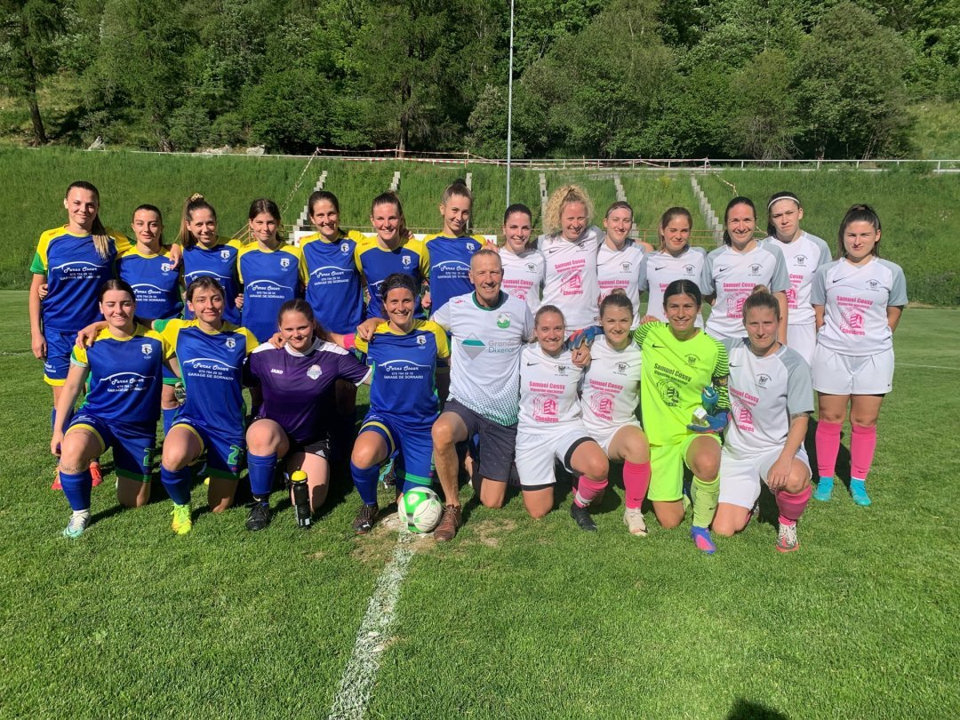 Christophe Bonvin au milieu des joueuses de Printse Val d’Hérens et de Châtel-Saint-Denis, avant un match magique pour l’ancien international.