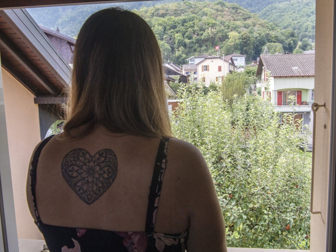Deux ans après le drame, Oriane a fait deux tatouages liés à son papa, dont ce motif en forme de cœur sur son dos.