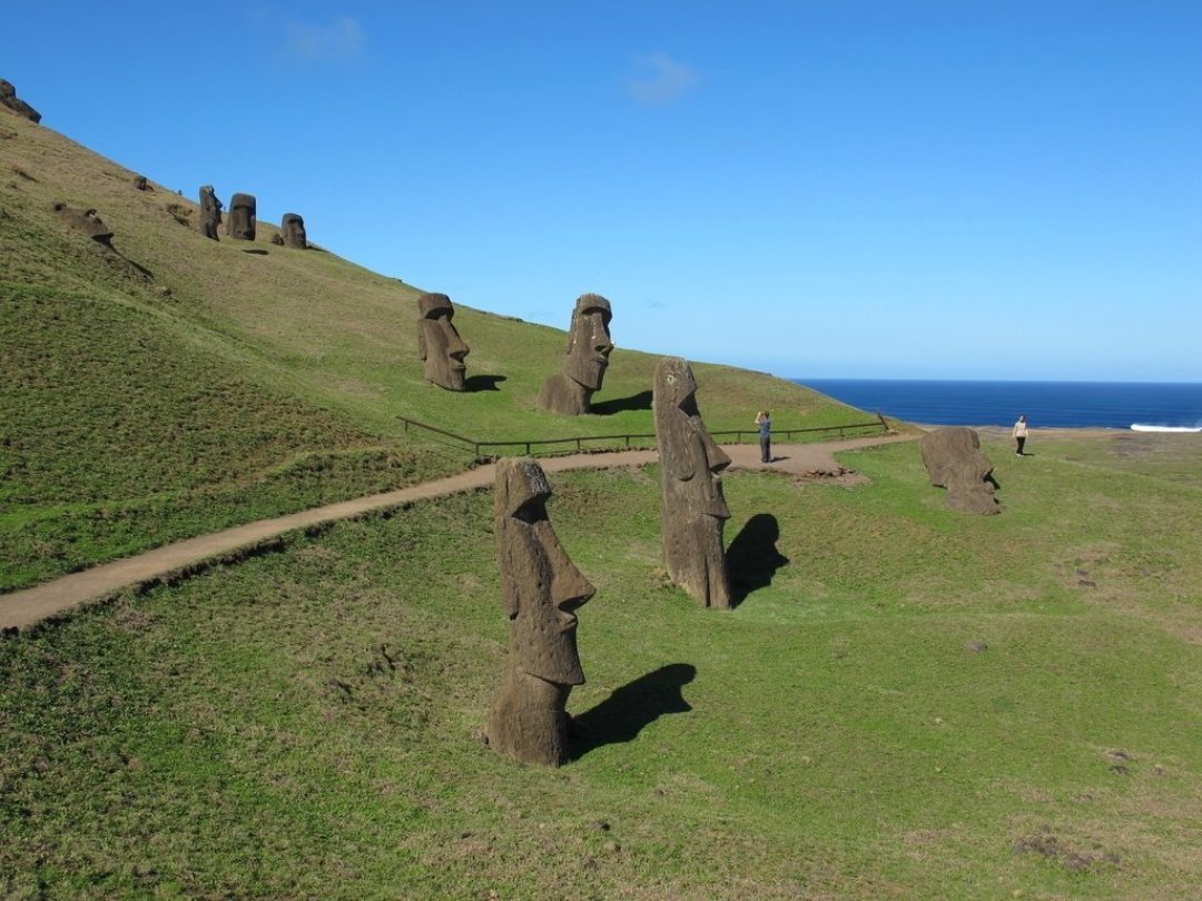 Avant la pandémie, 160'000 touristes venaient contempler les célèbres statues de l'Île de Pâques (archives).