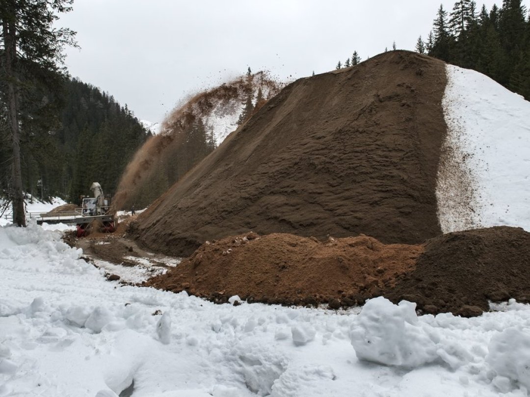 Début avril 2014, de la neige est entassée est recouverte de sciure à Davos, afin d’être utilisée l’hiver suivant pour une piste de fond.