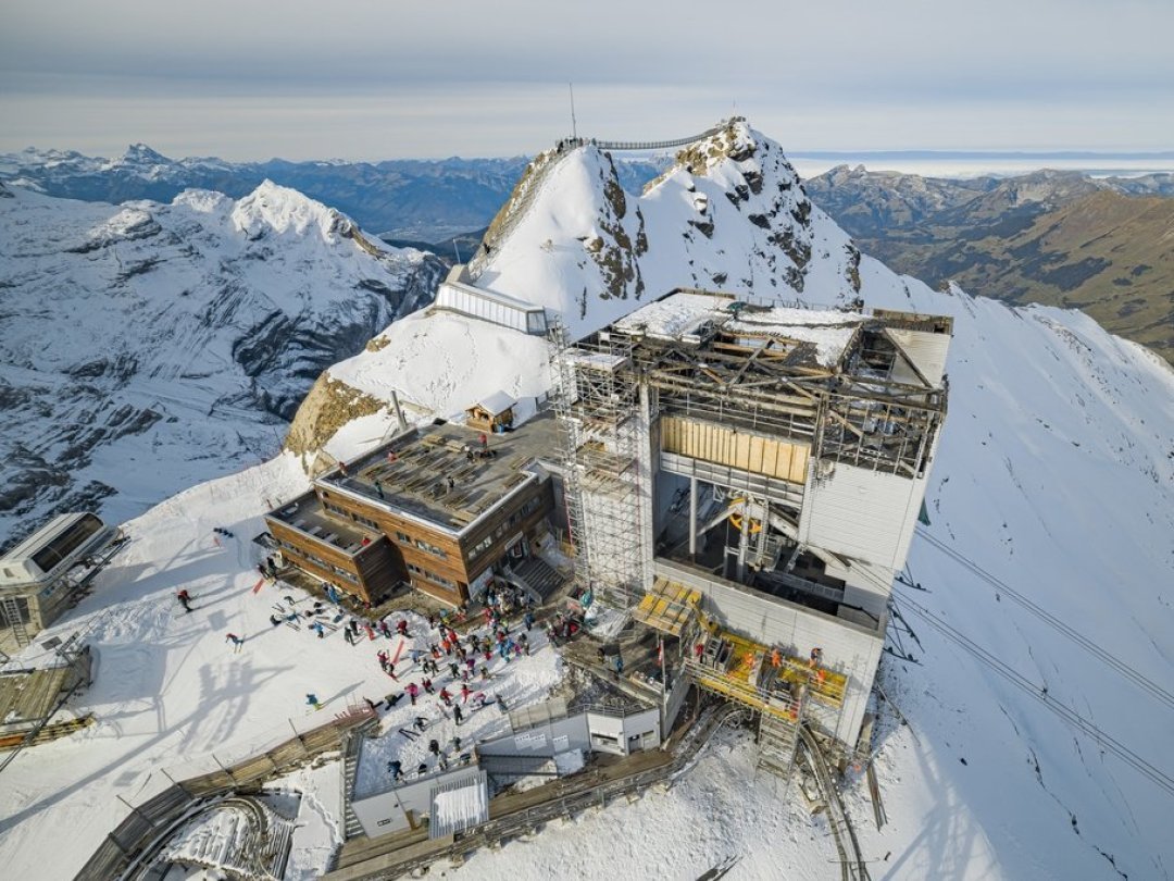 Le domaine skiable de Glacier 3000 a ouvert ses pistes ce samedi 12 novembre. La station supérieure du téléphérique a été endommagée le 19 septembre par un incendie.